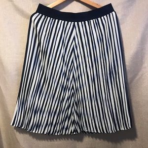 Ann Taylor blue and white stripped pleated skirt